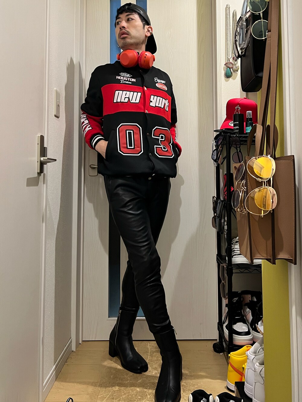 「冬のコーデ、大人カジュアル、休日スタイル、冬アウター、レザーパンツ、レザーキャップ、ヘッドホン、お洒落さんとつながりたい、いいね、save、フォローお願いします🤑、低身長、ヒールブーツ、過去の投稿も見て頂けたら嬉しいです😊、フォルダインありがとうございます❤︎、韓国ファッション、フォローミー」｜「SHEINのアイテム（ジャケット/アウター、レッド系）」を使った、shinyaさん（メンズ・168cm）の冬コーディネートの2枚目の写真