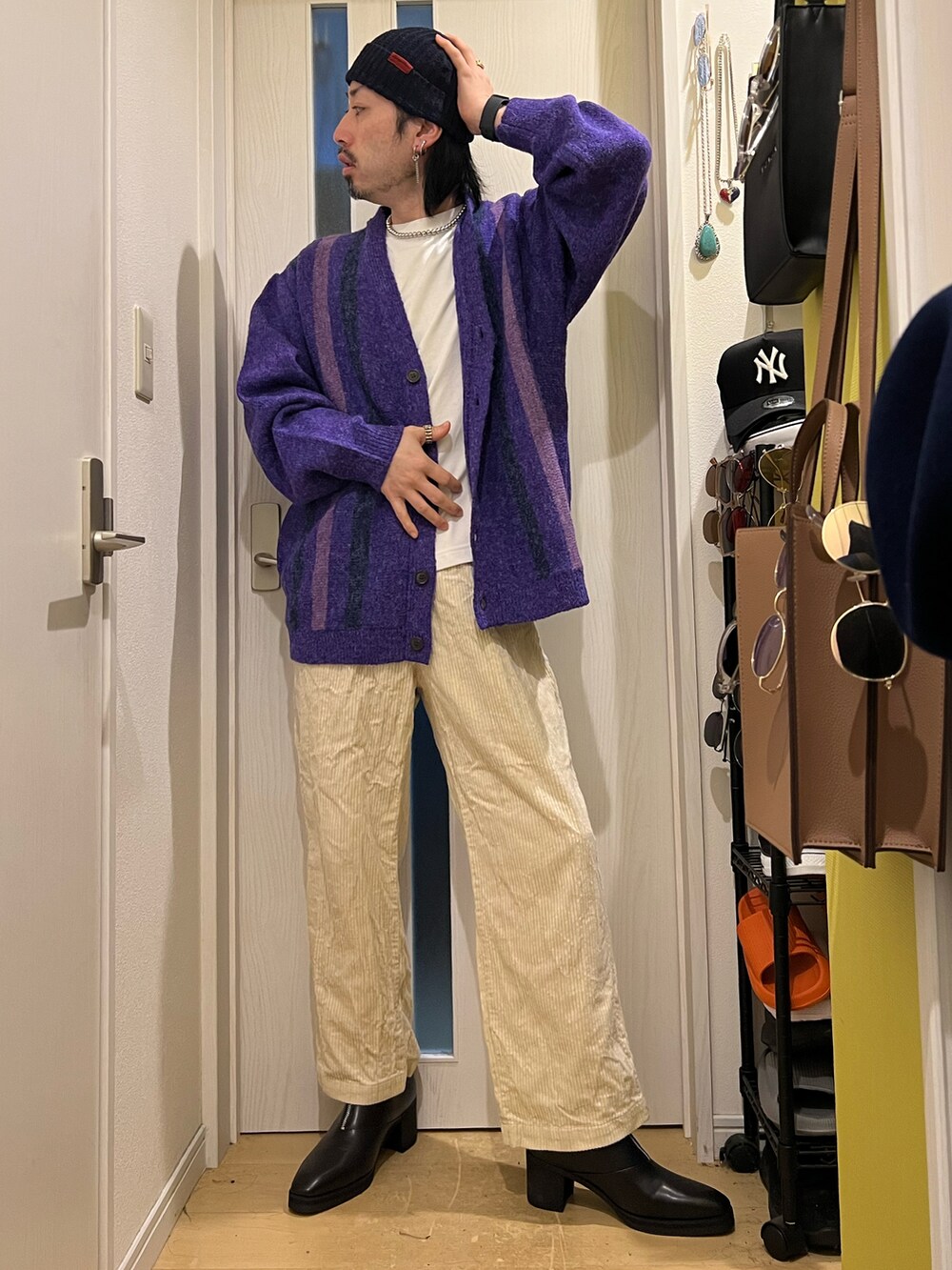 ブラック系のブーツ、パープル系のカーディガン/ボレロ、ホワイト系のその他パンツを着用したメンズの冬コーディネートの2枚目の写真