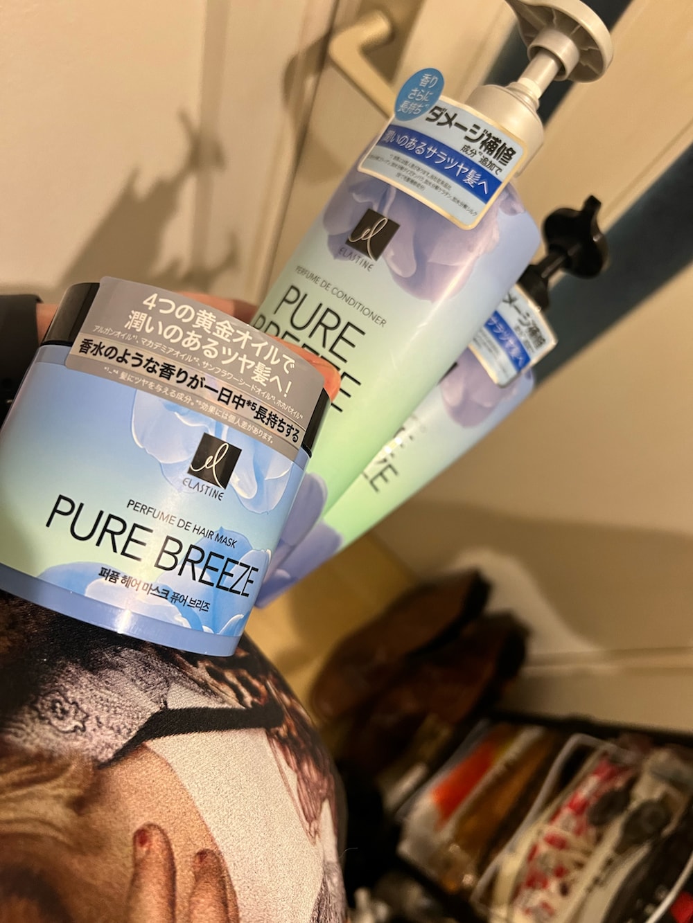 ブラック系のTシャツ/カットソー、ブラック系のショルダーバッグ、ブラック系のブーツを着用したメンズの春コーディネートの5枚目の写真