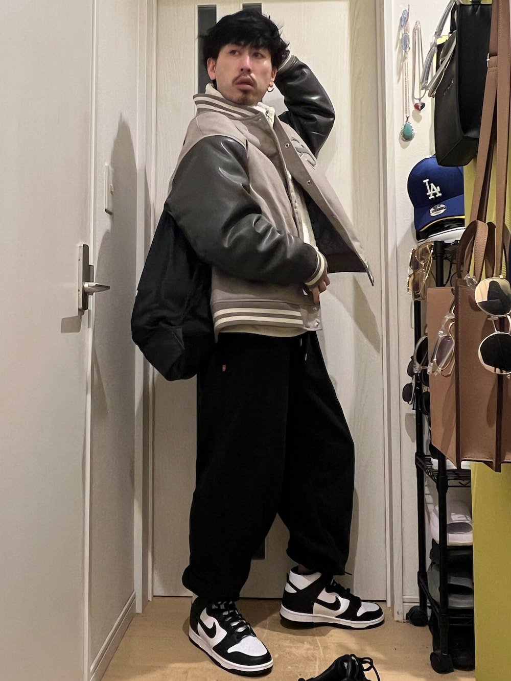 グレー系のスタジャン、ホワイト系のスウェット、ブラック系のその他パンツを着用したメンズの春コーディネートの2枚目の写真