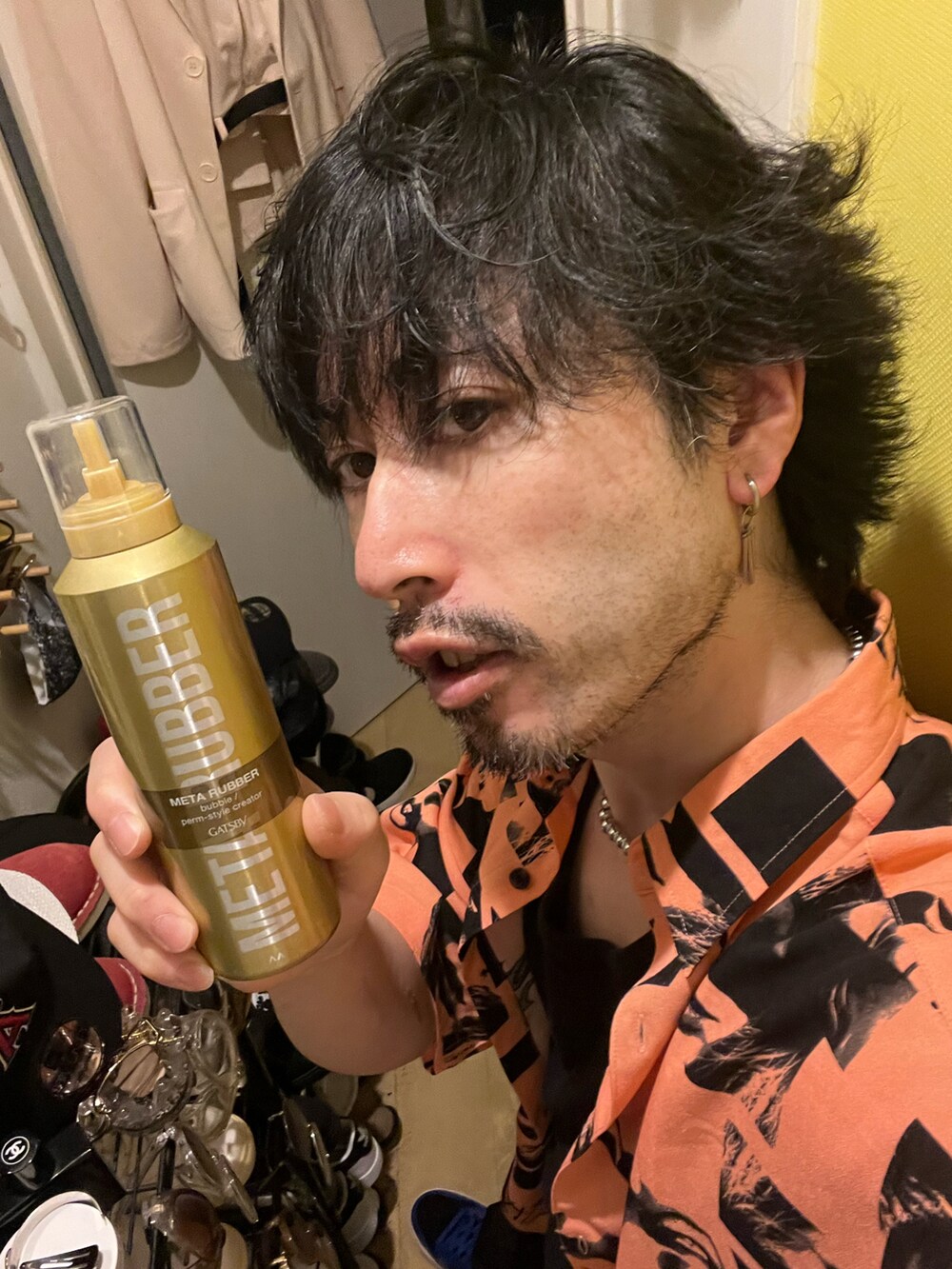 その他のシャツ/ブラウス、ブラック系のカーゴパンツ、ブルー系のスニーカーを着用したメンズの春コーディネートの4枚目の写真