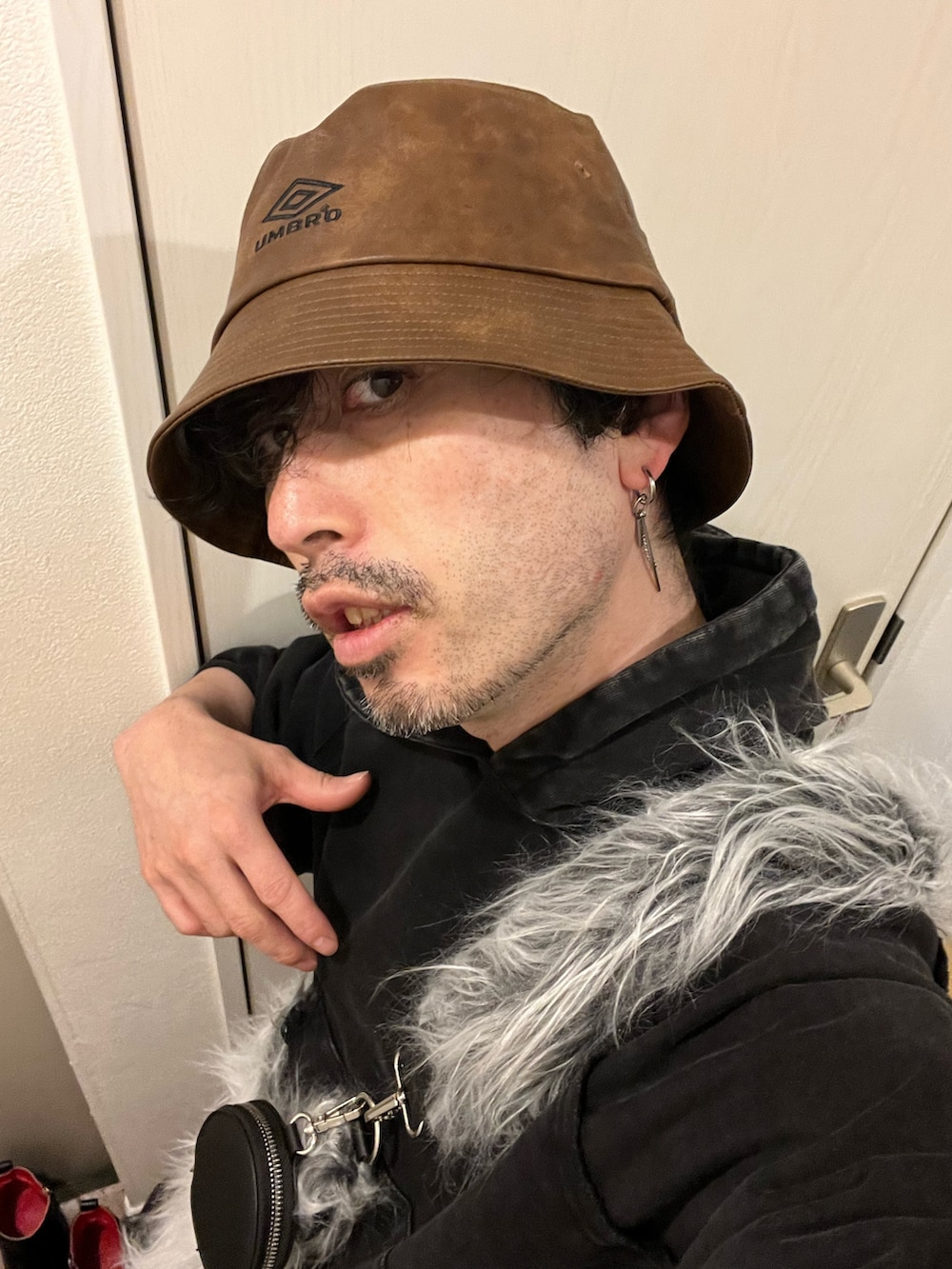 グレー系のショルダーバッグ、ブラック系のパーカー、レッド系のスウェットパンツを着用したメンズの秋コーディネートの4枚目の写真