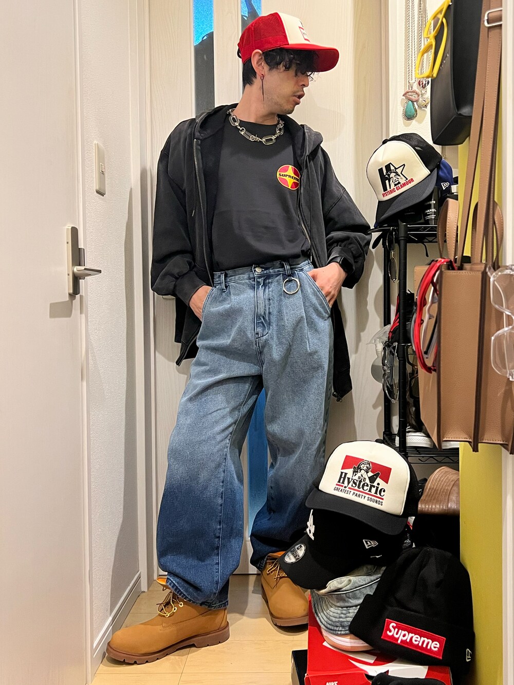 ブラック系のTシャツ/カットソー、ブルー系のデニムパンツ、ベージュ系のブーツを着用したメンズの秋コーディネートの2枚目の写真
