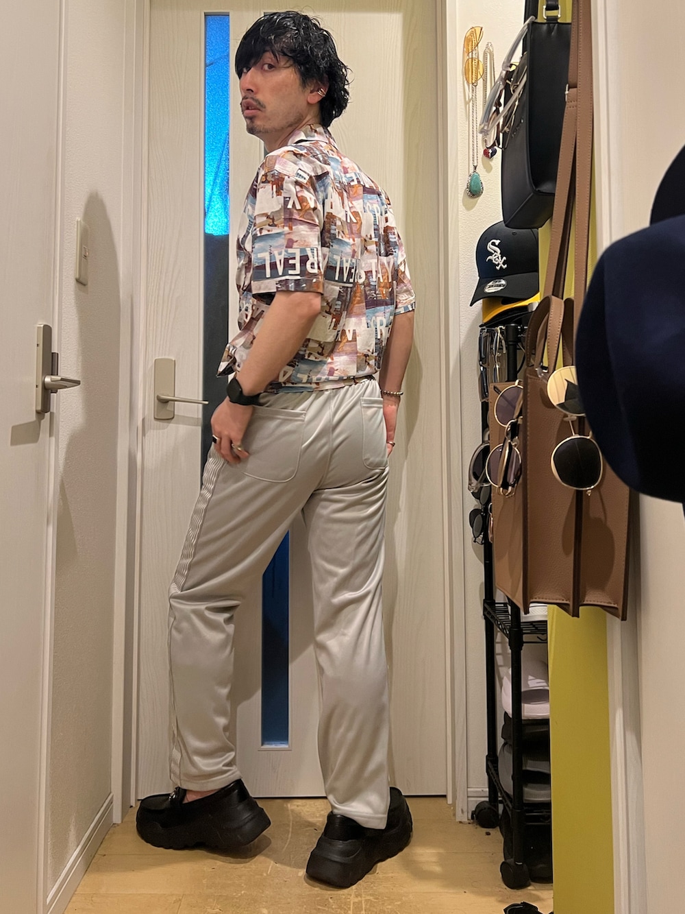 ホワイト系のシャツ/ブラウス、グレー系のデニムパンツ、ブラック系のスニーカーを着用したメンズの春コーディネートの2枚目の写真