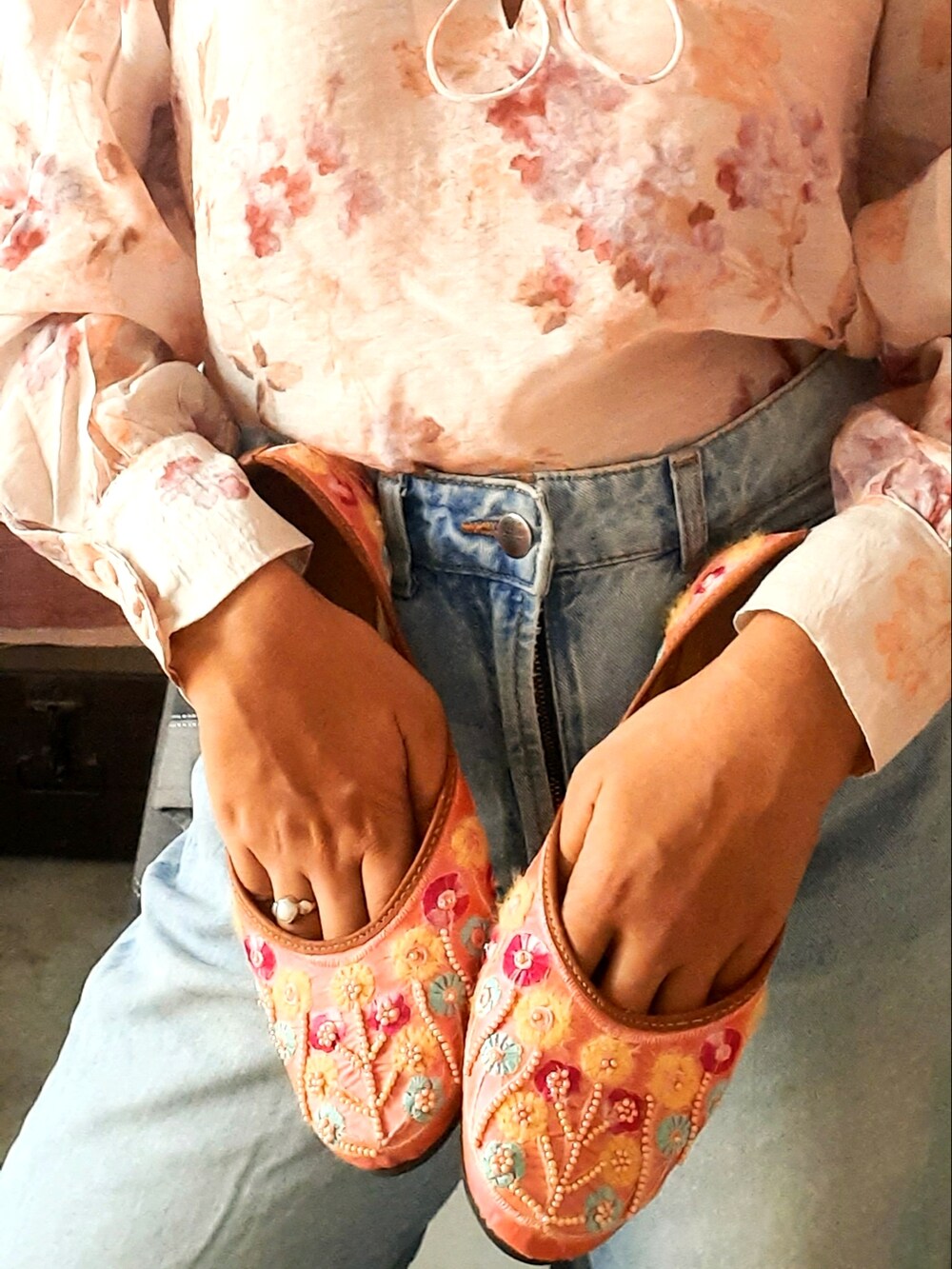 ブルー系のデニムパンツ、ピンク系のその他トップスを着用したレディースの夏コーディネートの2枚目の写真