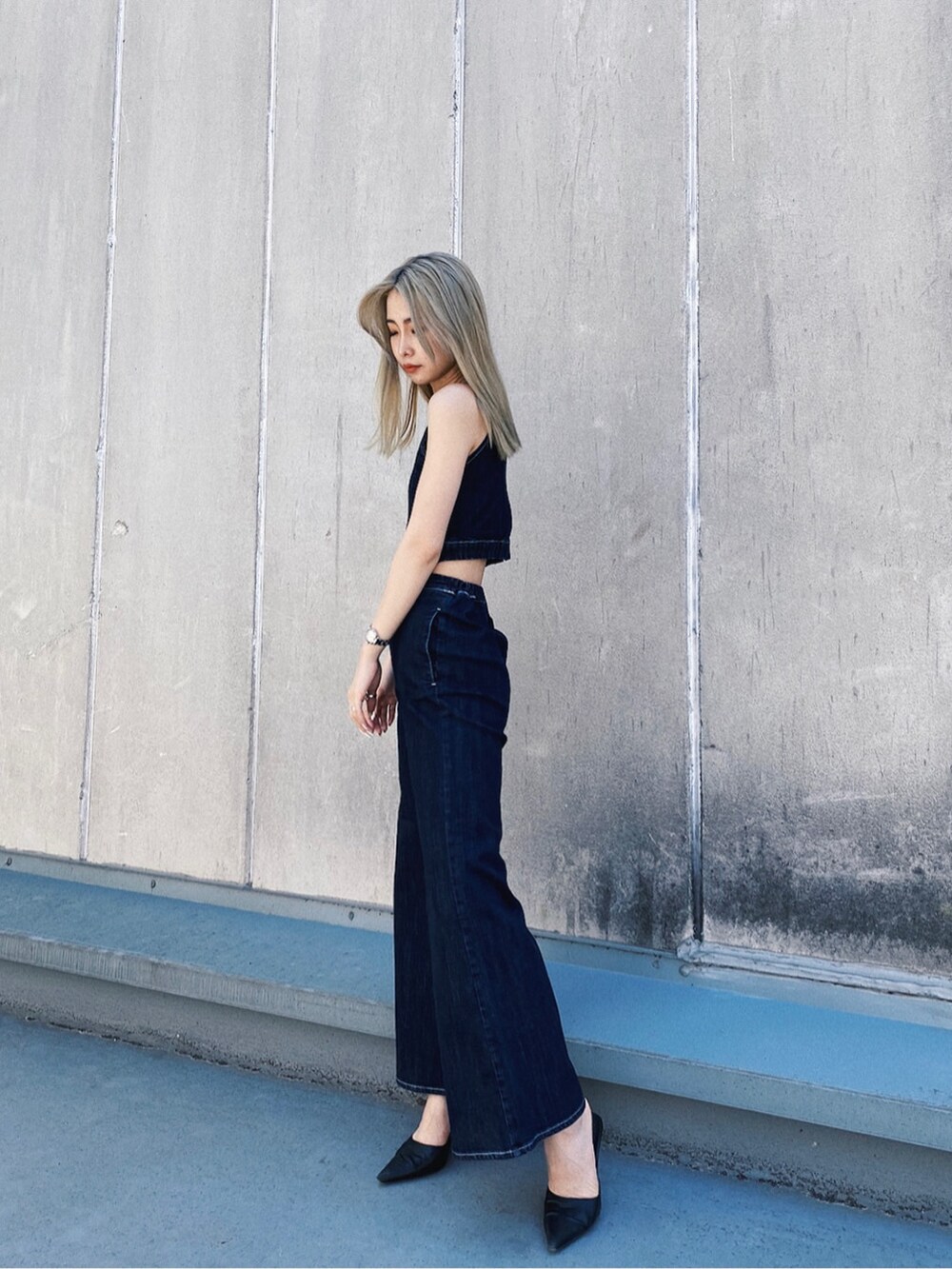 ブラック系のパンプス、ブルー系のサロペット/オーバーオールを着用したレディースの春コーディネートの2枚目の写真