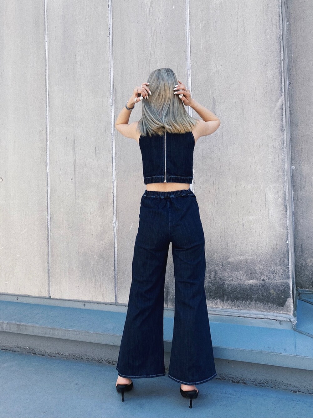 ブラック系のパンプス、ブルー系のサロペット/オーバーオールを着用したレディースの春コーディネートの3枚目の写真