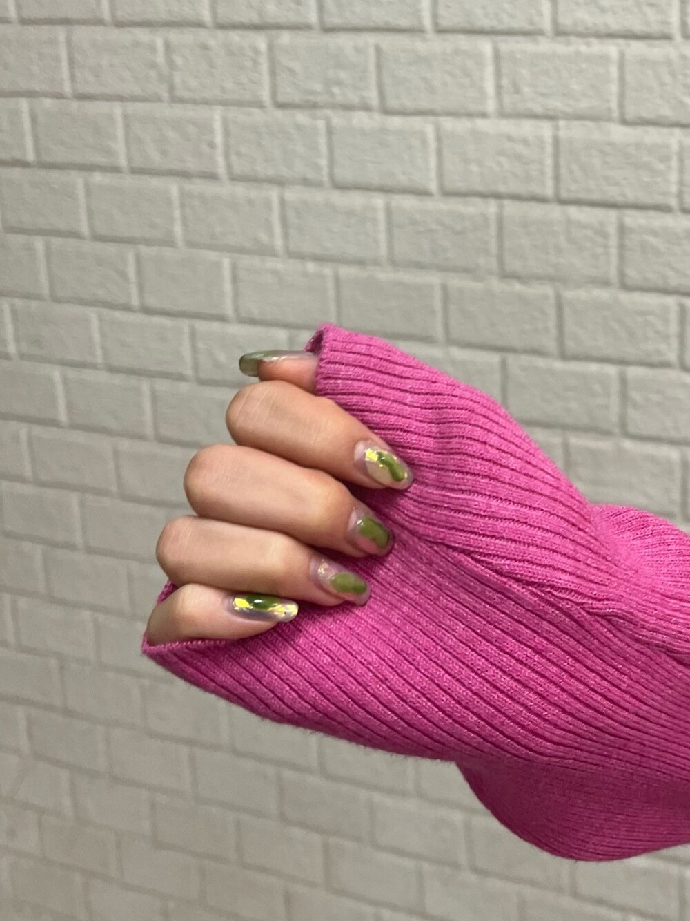 ブルー系のデニムパンツ、ホワイト系のブーツ、ブラック系のハンドバッグを着用したレディースの冬コーディネートの5枚目の写真