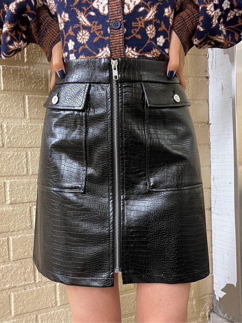 ブルー系のニット/セーター、ブラック系のブルゾン、ブラック系のブーツを着用したレディースの秋コーディネートの4枚目の写真