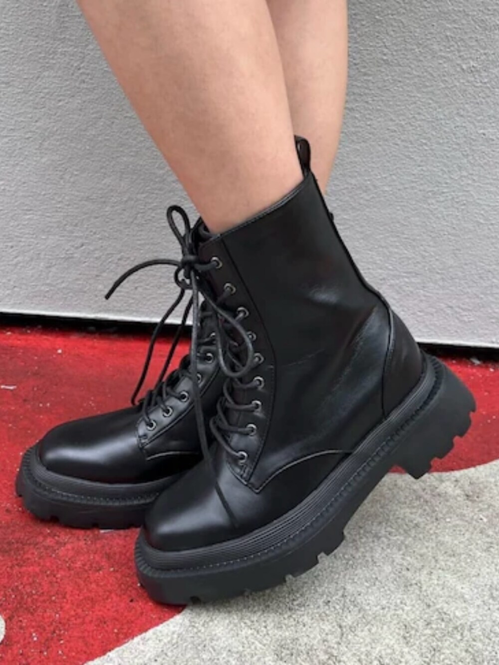 レッド系のワンピース、シルバー系のブーツを着用したレディースの夏コーディネートの6枚目の写真