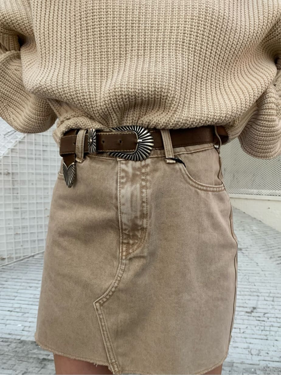 ブラウン系のブーツ、ベージュ系のTシャツ/カットソー、ホワイト系のトレンチコートを着用したレディースの冬コーディネートの6枚目の写真