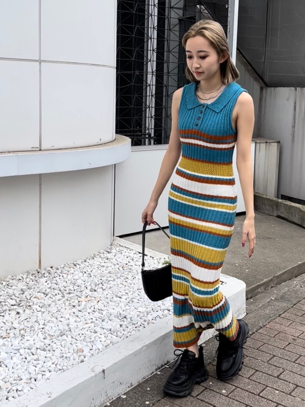 ブラック系のワンピースを着用したレディースの春コーディネートの4枚目の写真