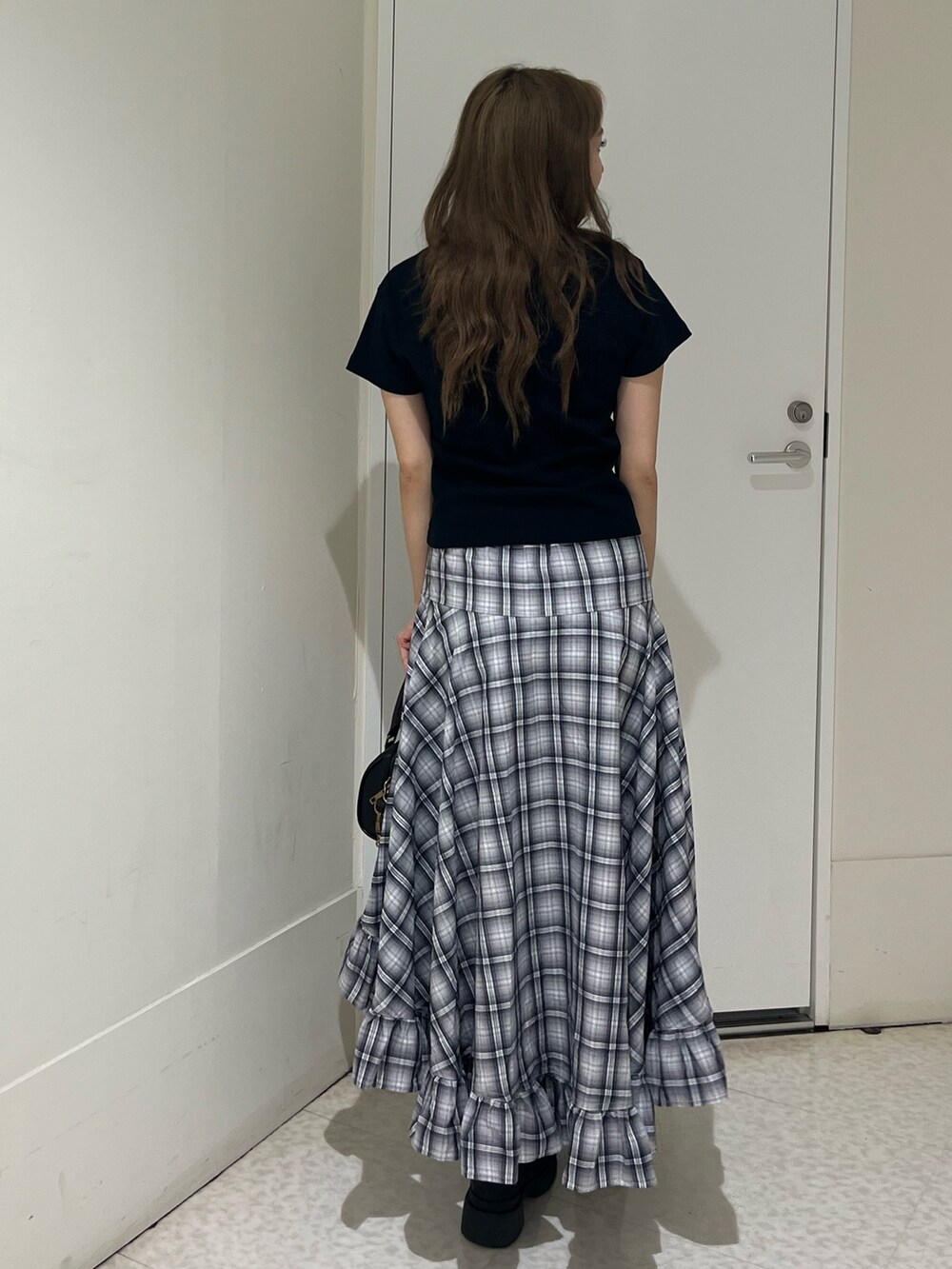 ブラック系のTシャツ/カットソー、グレー系のスカート、その他のショルダーバッグを着用したレディースの夏コーディネートの3枚目の写真