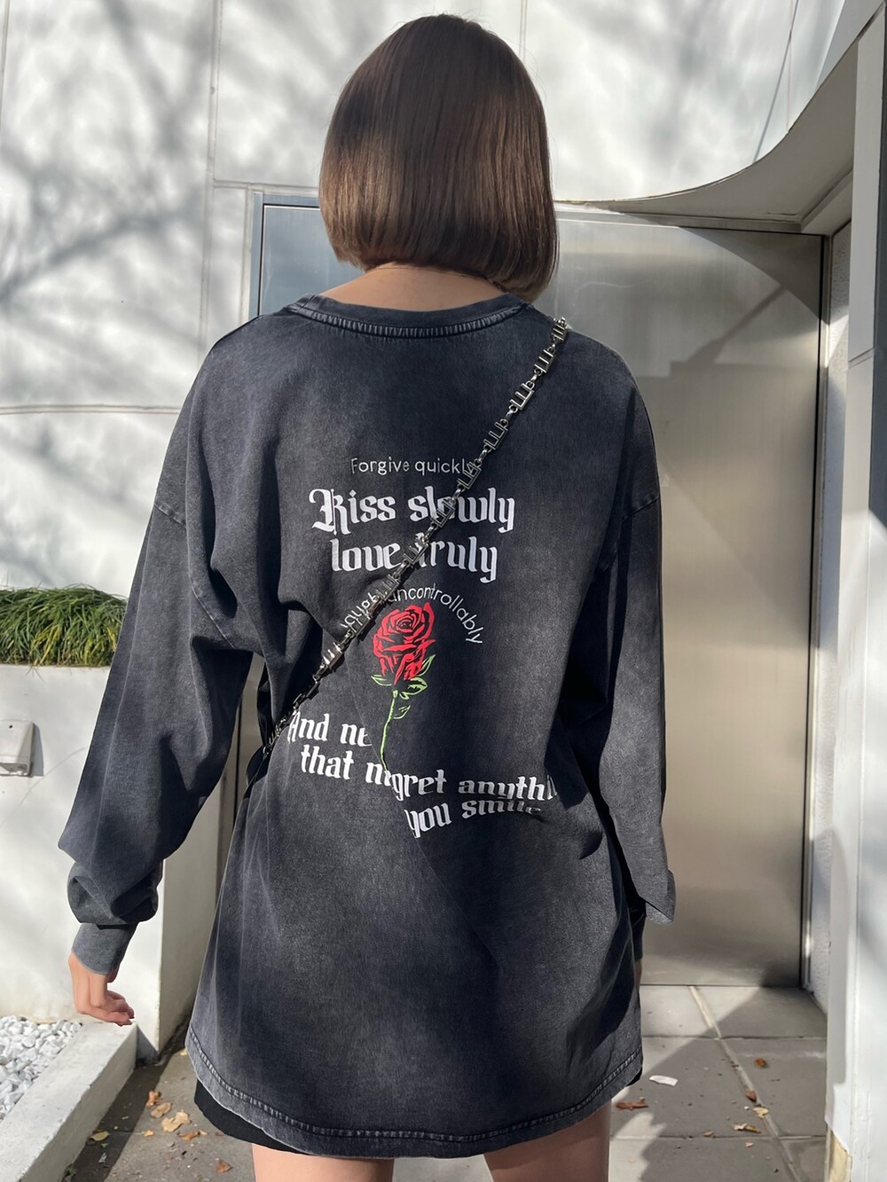 ブラック系のブルゾン、グレー系のTシャツ/カットソー、ブラック系のブーツを着用したレディースの冬コーディネートの7枚目の写真