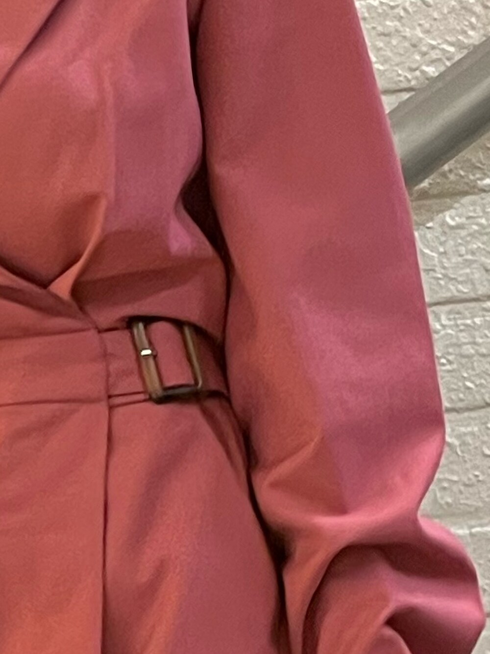 ブラック系のブーツ、ブラック系のショルダーバッグ、ピンク系のワンピースを着用したレディースの冬コーディネートの9枚目の写真