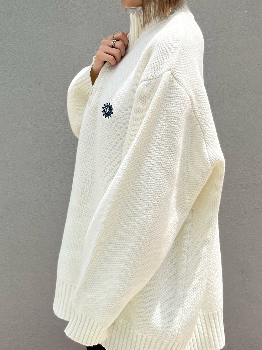 ブラック系のその他パンツ、ブラック系のブーツ、ブラック系のショルダーバッグを着用したレディースの夏コーディネートの6枚目の写真