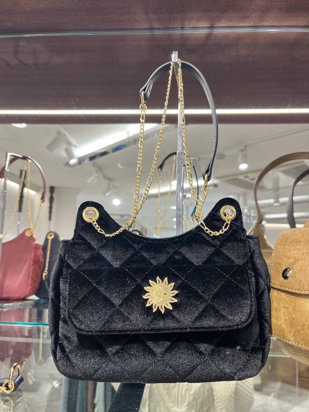 ブラック系のTシャツ/カットソー、レッド系のワンピース、ブラック系のブーツを着用したレディースの秋コーディネートの5枚目の写真