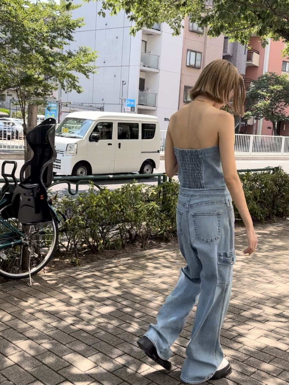 ブルー系のつなぎ/オールインワン、ホワイト系のブーツ、ブラック系のサングラスを着用したレディースの夏コーディネートの7枚目の写真