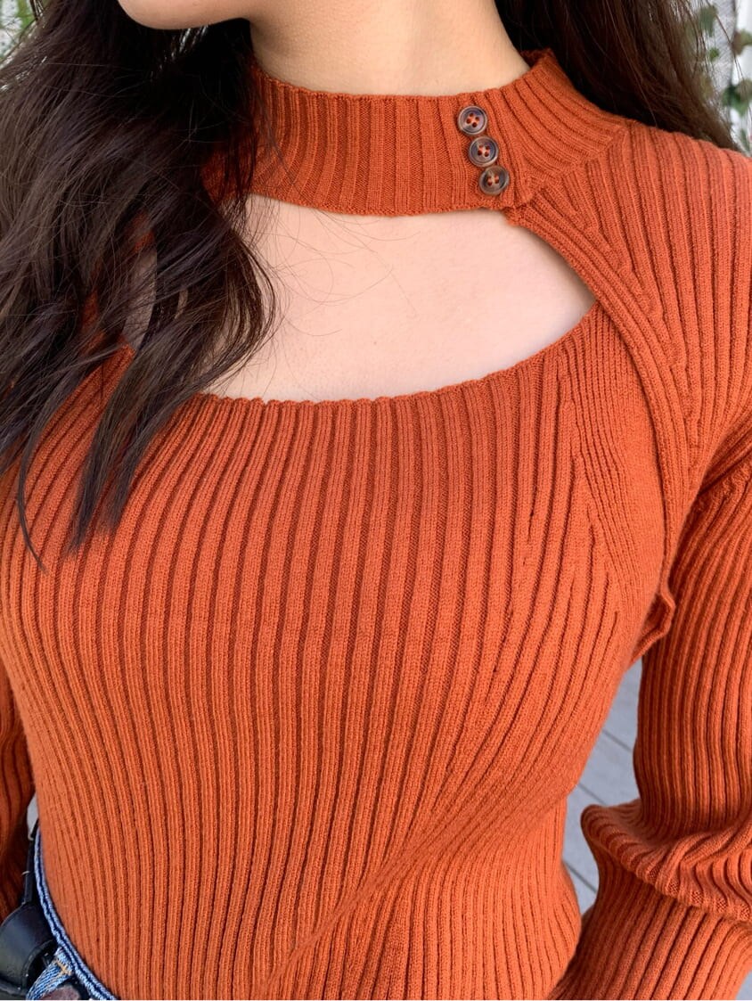 ブラック系のブーツ、ホワイト系のブルゾン、ブルー系のデニムパンツを着用したレディースの冬コーディネートの8枚目の写真