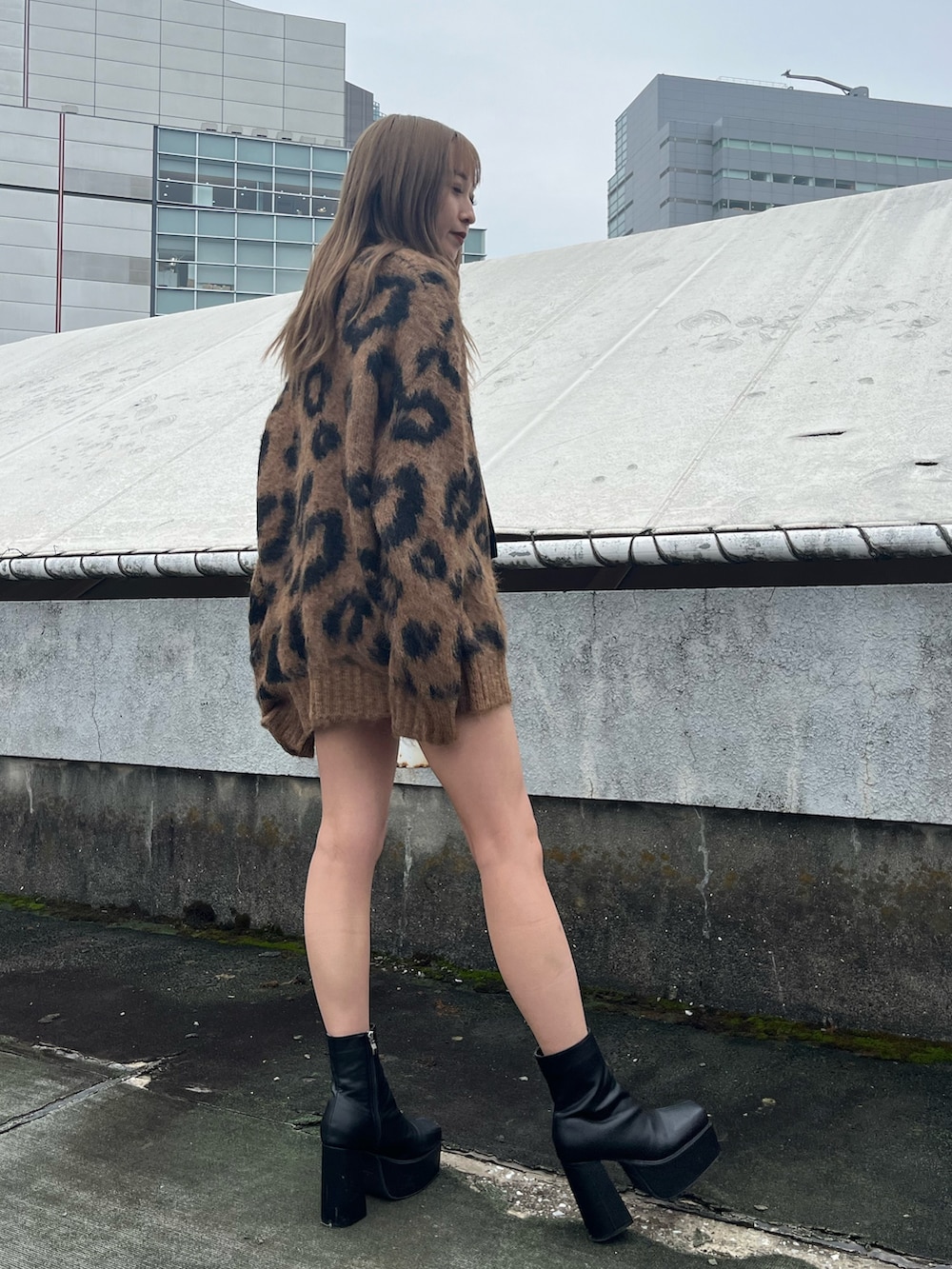 ブラウン系のニット/セーター、ブラック系のTシャツ/カットソー、ブラック系のその他パンツを着用したレディースの秋コーディネートの2枚目の写真