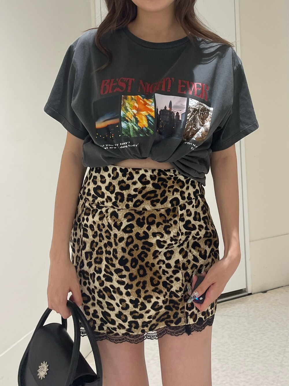 ブラック系のTシャツ/カットソー、ベージュ系のスカート、ブラック系のハンドバッグを着用したレディースの夏コーディネートの4枚目の写真