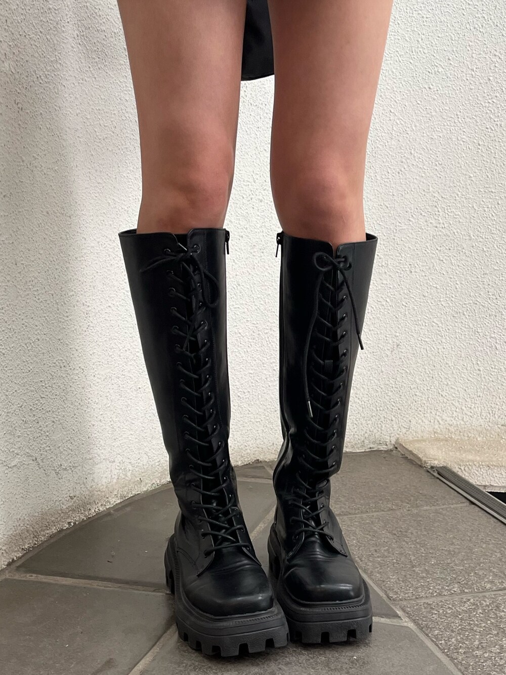 ベージュ系のその他パンツ、ブラック系のブーツ、ブラック系のショルダーバッグを着用したレディースの冬コーディネートの6枚目の写真