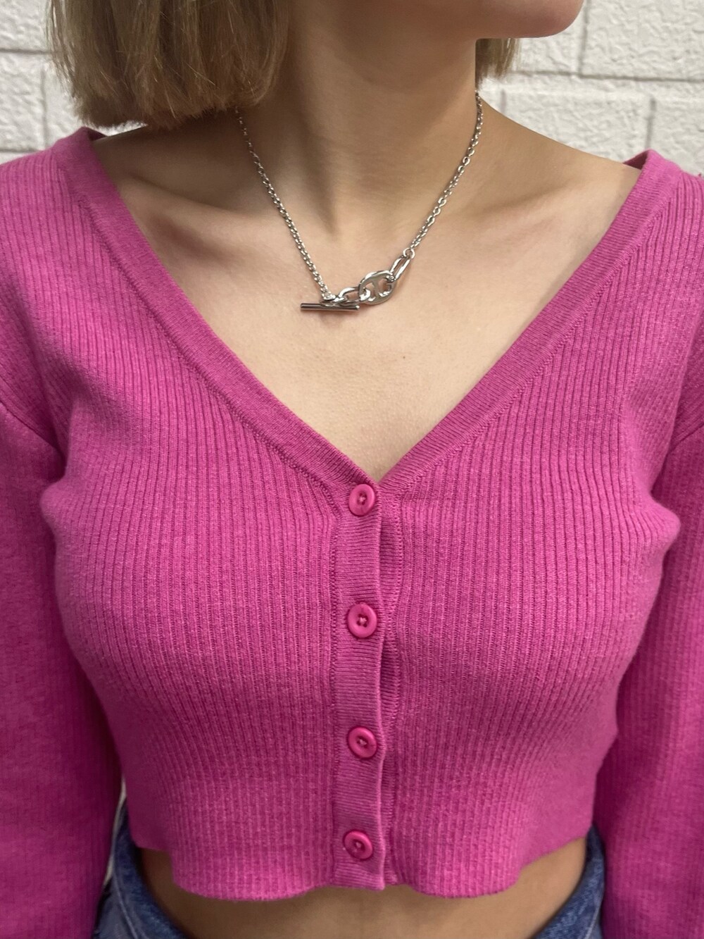 ブルー系のデニムパンツ、ホワイト系のブーツ、ブラック系のハンドバッグを着用したレディースの冬コーディネートの7枚目の写真