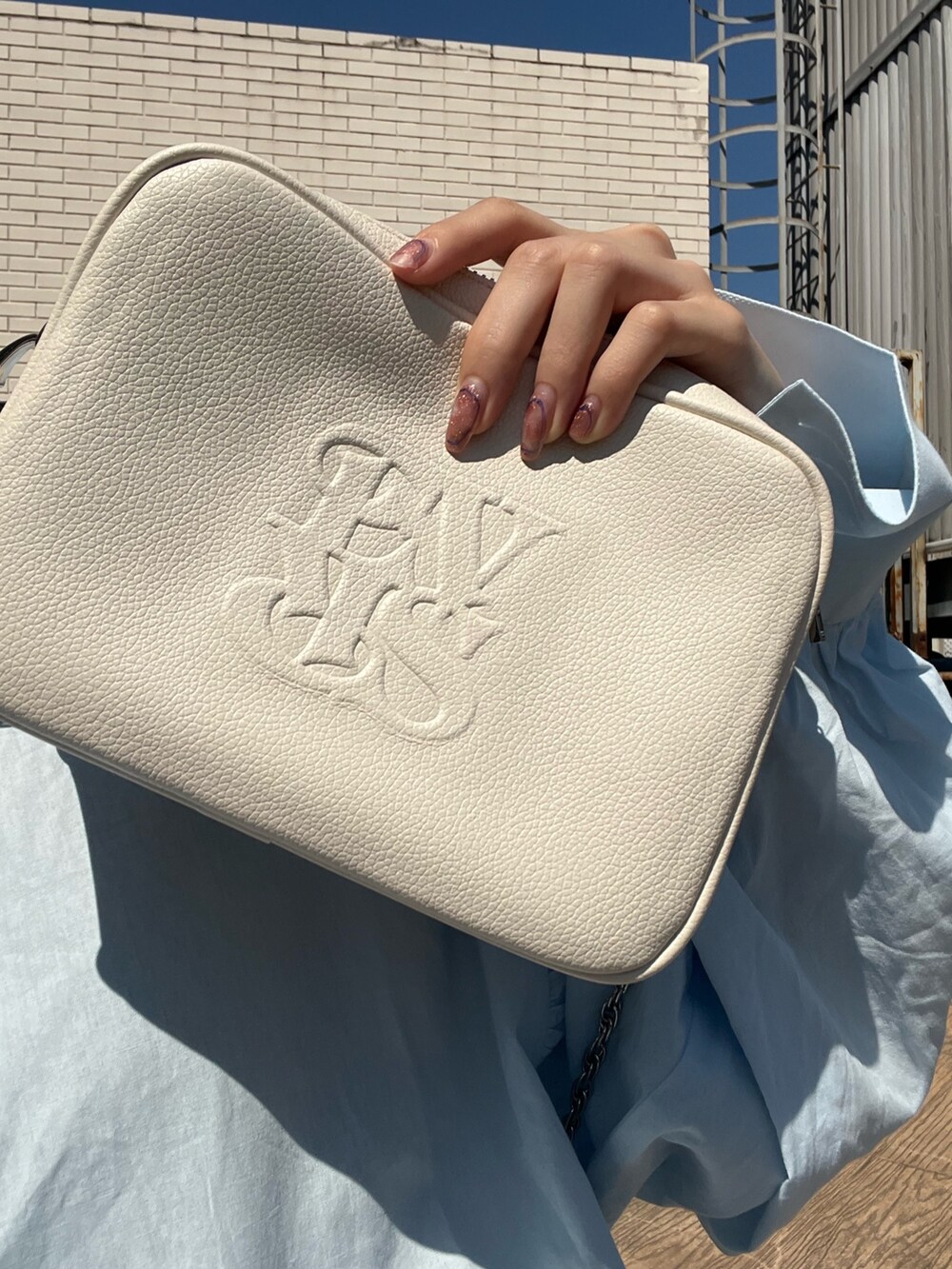 ブラック系のショルダーバッグ、その他のシャツ/ブラウス、ブラック系のブーツを着用したレディースの春コーディネートの5枚目の写真