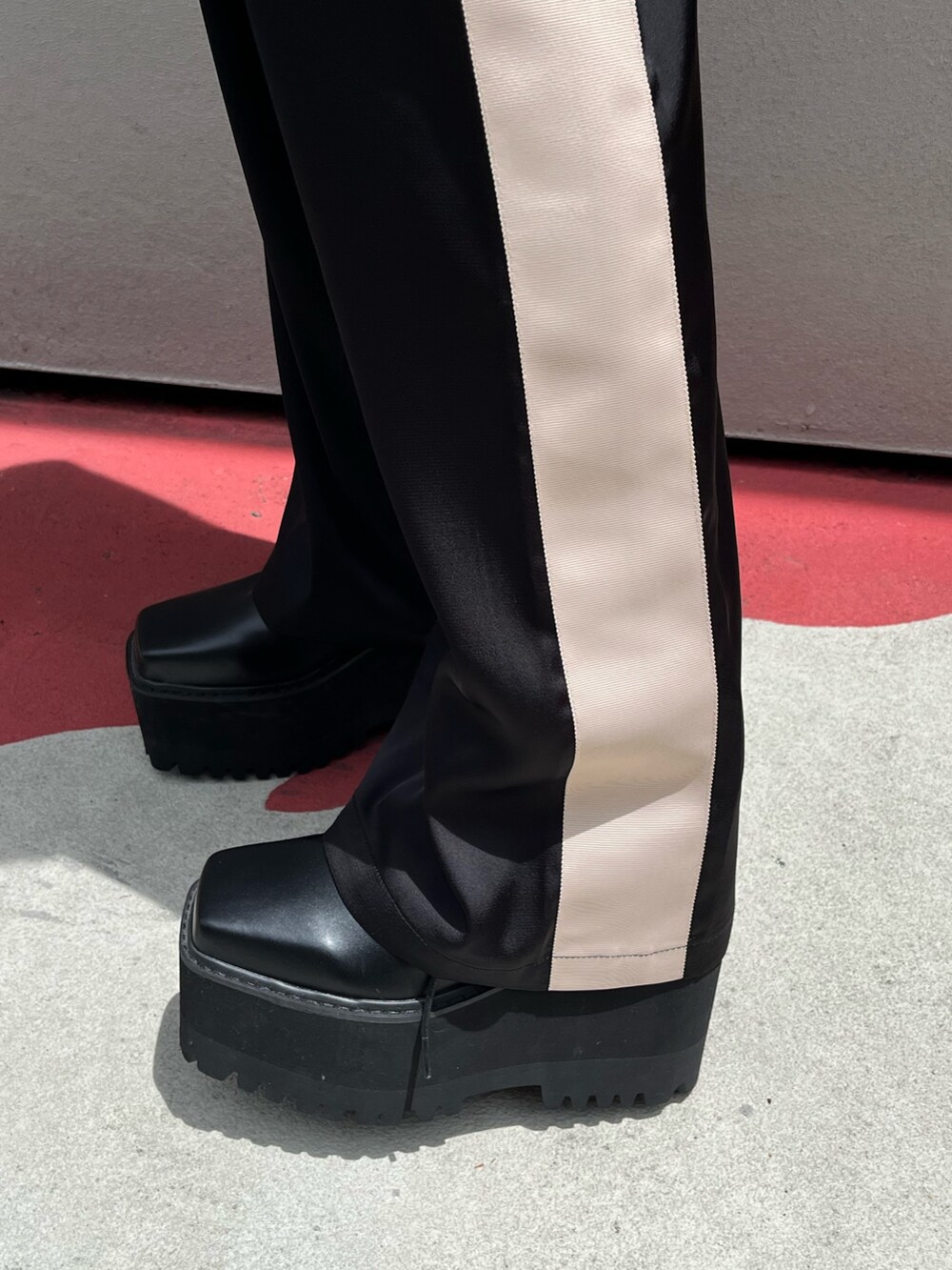 ブラック系のその他パンツ、ブラック系のブーツ、ブラック系のショルダーバッグを着用したレディースの夏コーディネートの9枚目の写真