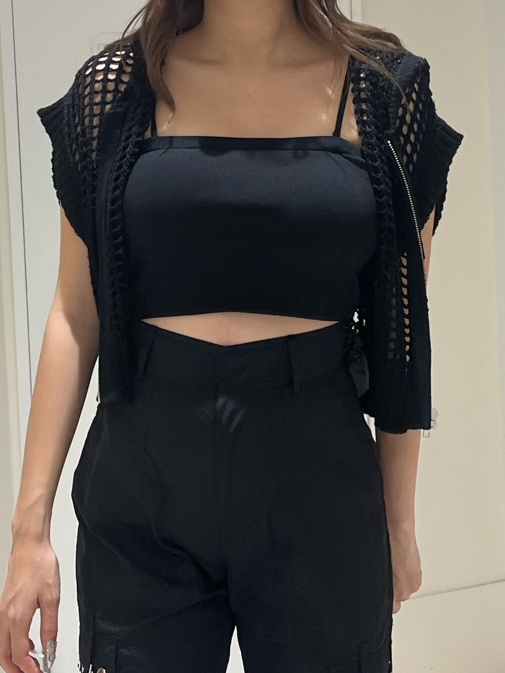 ブラック系のニット/セーター、ブラック系のキャミソール、ブラック系のカーゴパンツを着用したレディースの夏コーディネートの5枚目の写真