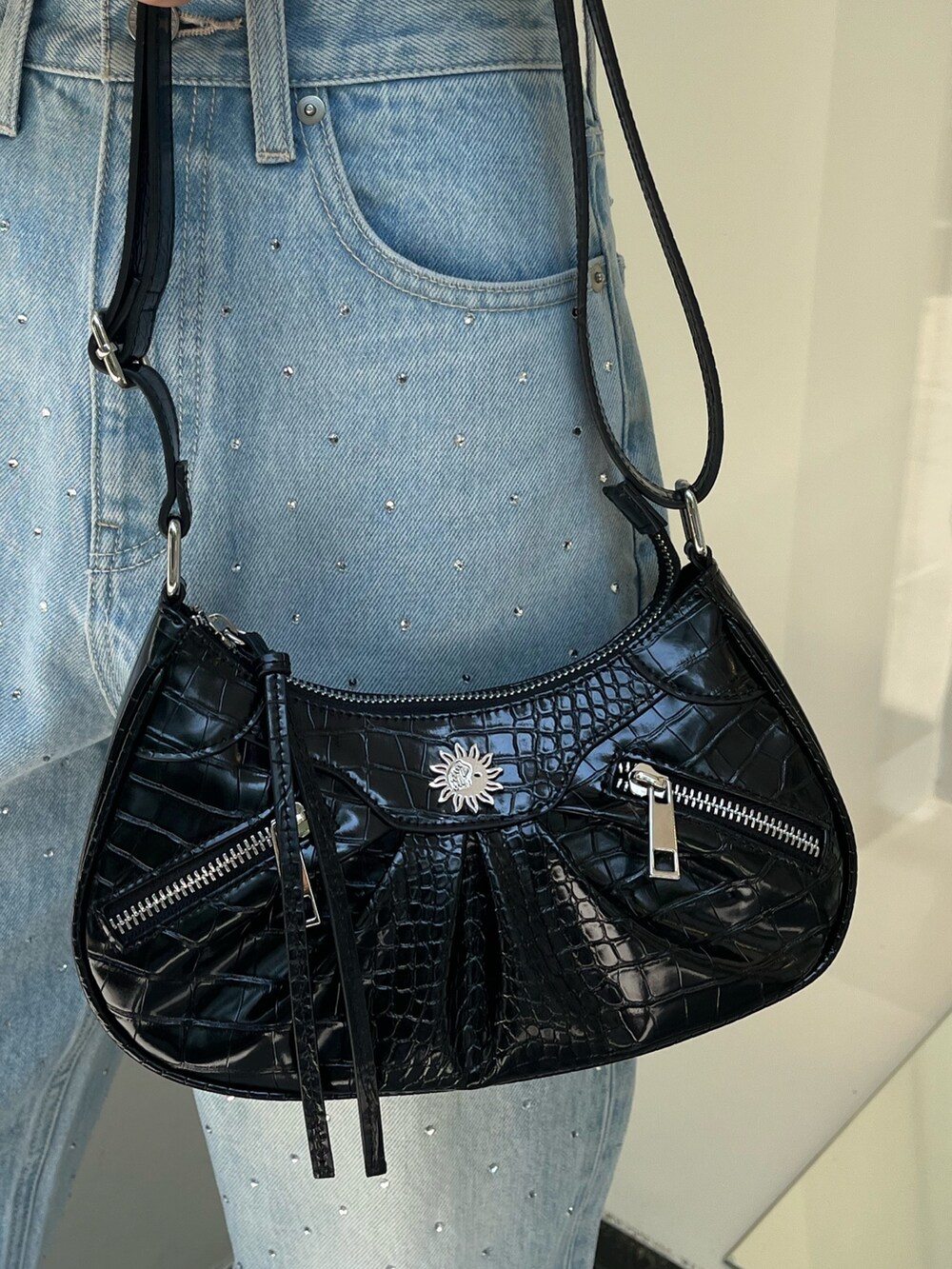 ホワイト系のブーツ、ブルー系のつなぎ/オールインワン、ブラック系のサングラスを着用したレディースの夏コーディネートの8枚目の写真