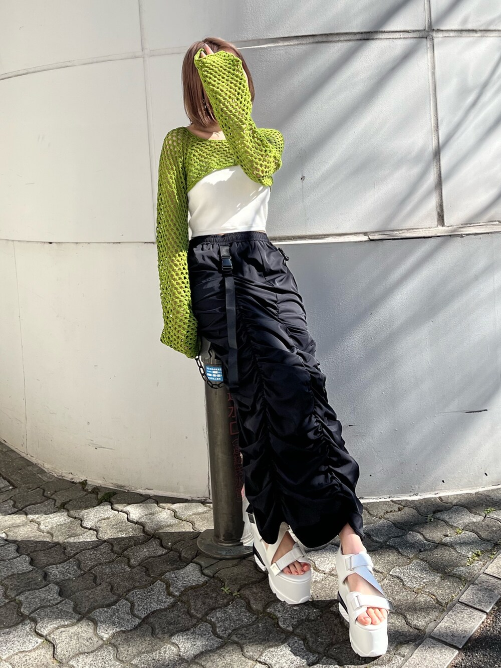 ブラック系のスカート、ブラック系のニット/セーターを着用したレディースの春コーディネートの2枚目の写真