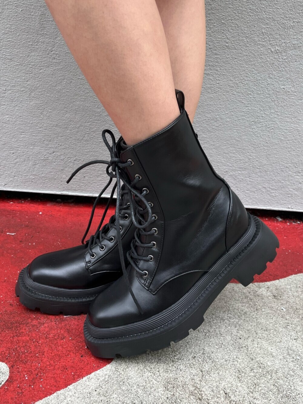 ブラック系のブーツ、ブルー系のデニムパンツ、その他のショルダーバッグを着用したレディースの春コーディネートの8枚目の写真