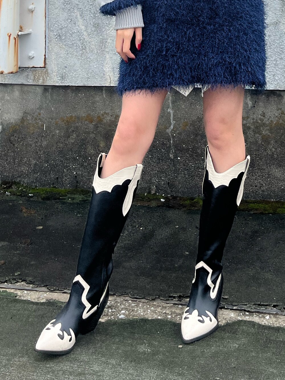 ホワイト系のスカート、ブラウン系のブーツ、ブルー系のニット/セーターを着用したレディースの秋コーディネートの7枚目の写真