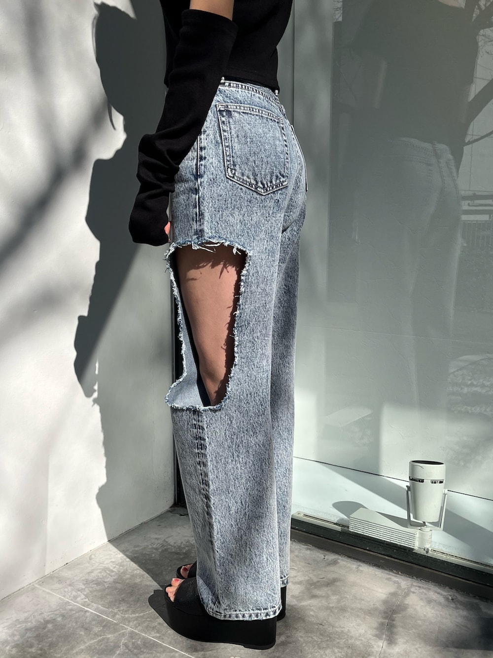 ブルー系のデニムパンツ、ブラック系のTシャツ/カットソーを着用したレディースの春コーディネートの6枚目の写真