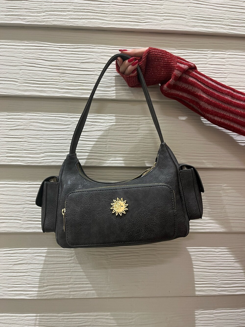 グレー系のスウェット、グレー系のスウェットパンツ、ブラック系のブーツを着用したレディースの冬コーディネートの8枚目の写真