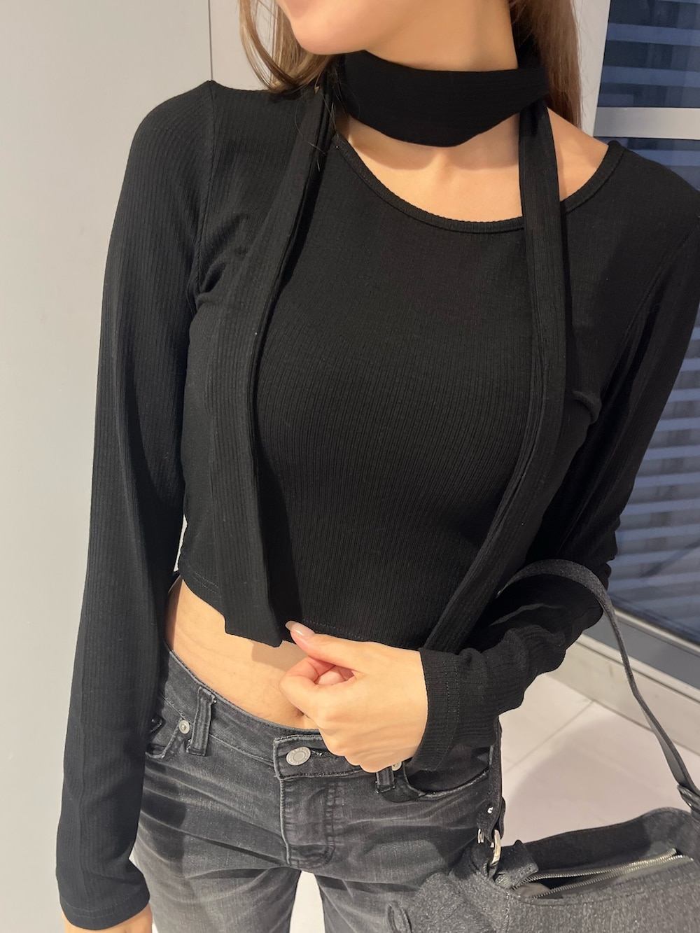 ブラック系のTシャツ/カットソー、レッド系のワンピース、ブラック系のブーツを着用したレディースの秋コーディネートの7枚目の写真