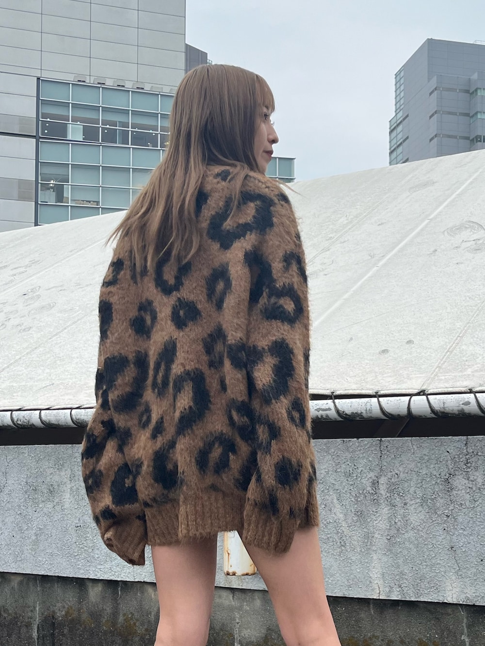 ブラウン系のニット/セーター、ブラック系のTシャツ/カットソー、ブラック系のその他パンツを着用したレディースの秋コーディネートの3枚目の写真