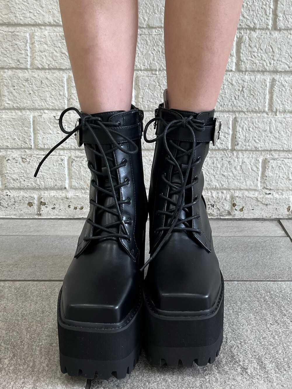 ピンク系のデニムパンツ、ブラック系のニット/セーター、ブルー系のショルダーバッグを着用したレディースの冬コーディネートの7枚目の写真