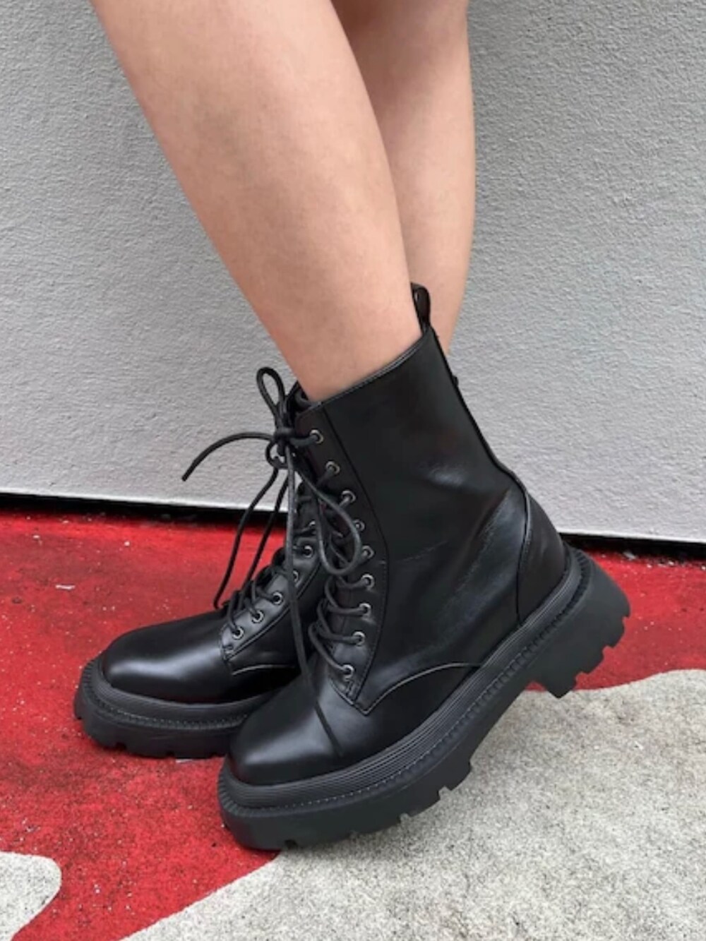 ブラック系のショルダーバッグ、グレー系のその他パンツ、ブラック系のスウェットを着用したレディースの秋コーディネートの8枚目の写真