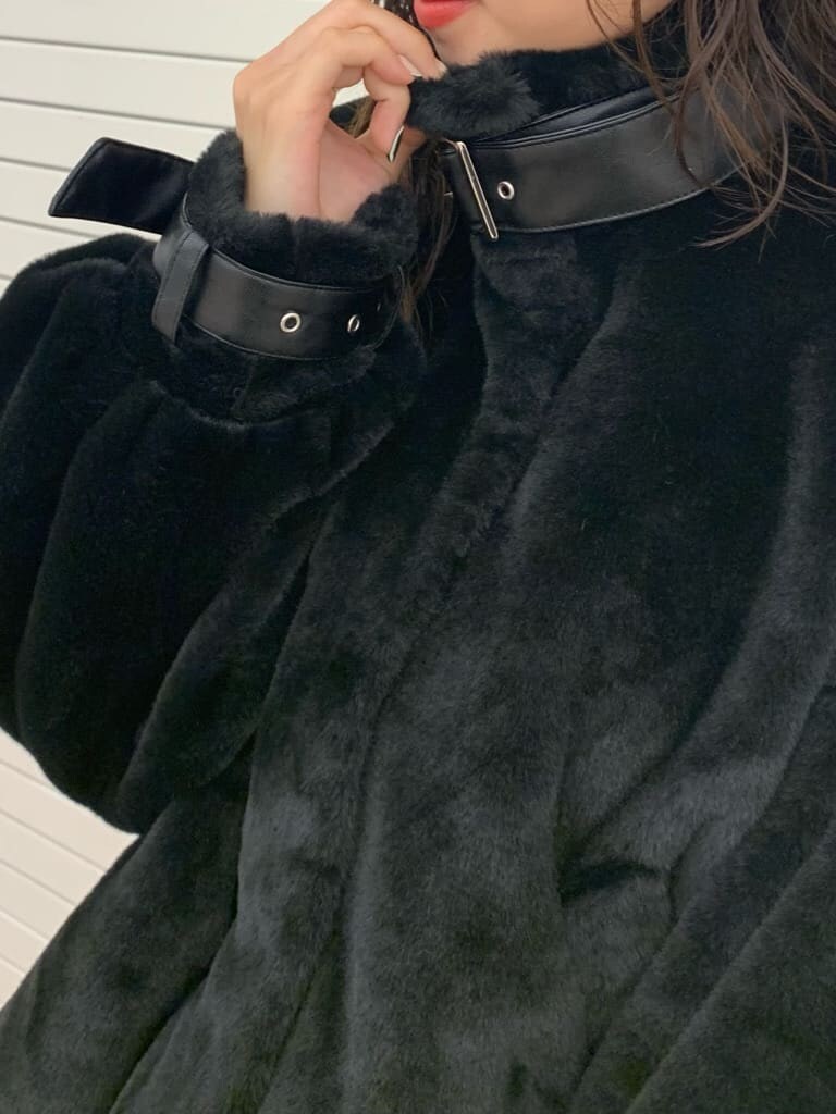 その他のハンドバッグ、パープル系のワンピース、ブラック系のブーツを着用したレディースの秋コーディネートの6枚目の写真