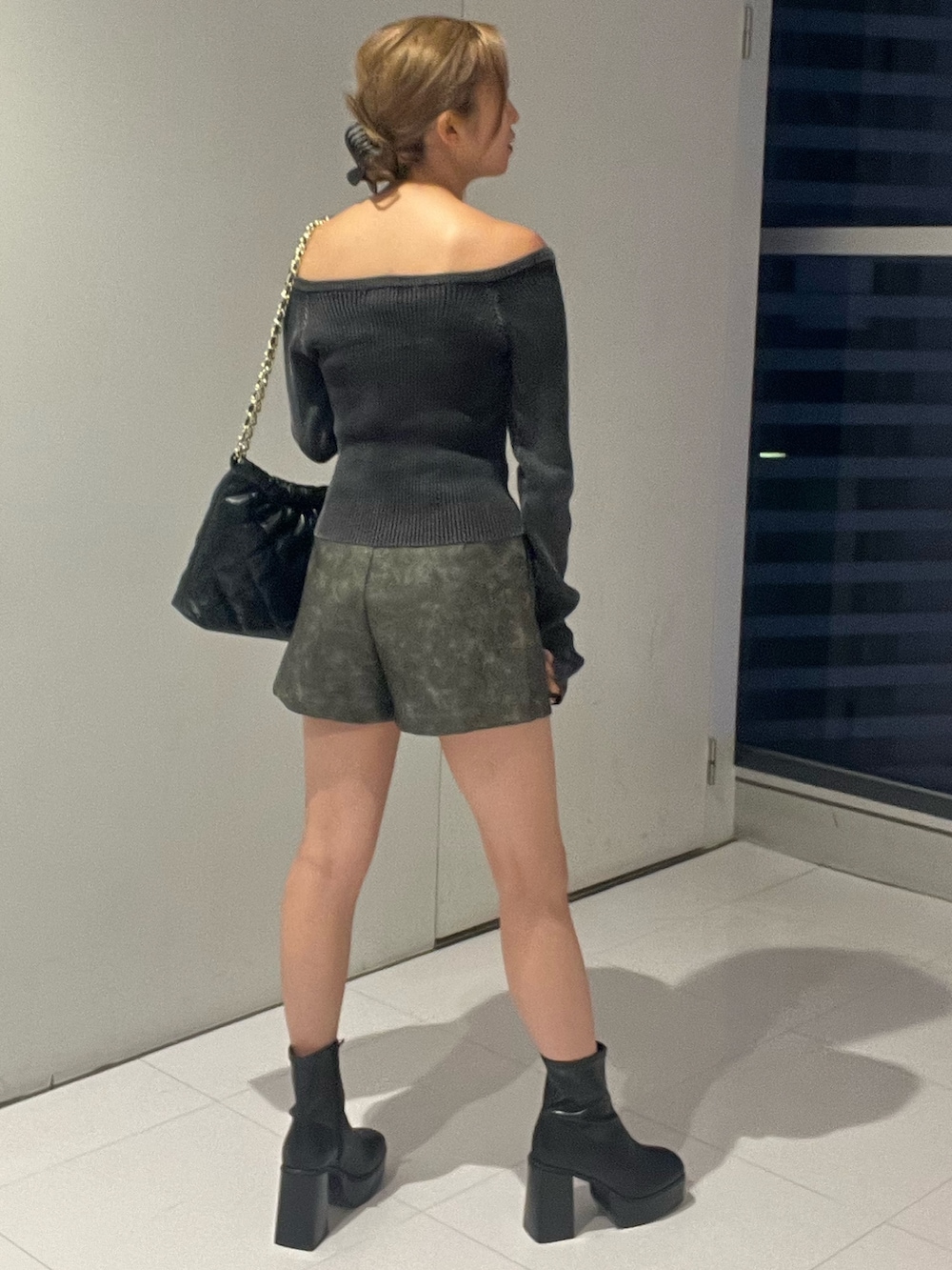 ブラック系のショルダーバッグ、ブルー系のニット/セーター、グレー系のその他パンツを着用したレディースの秋コーディネートの7枚目の写真