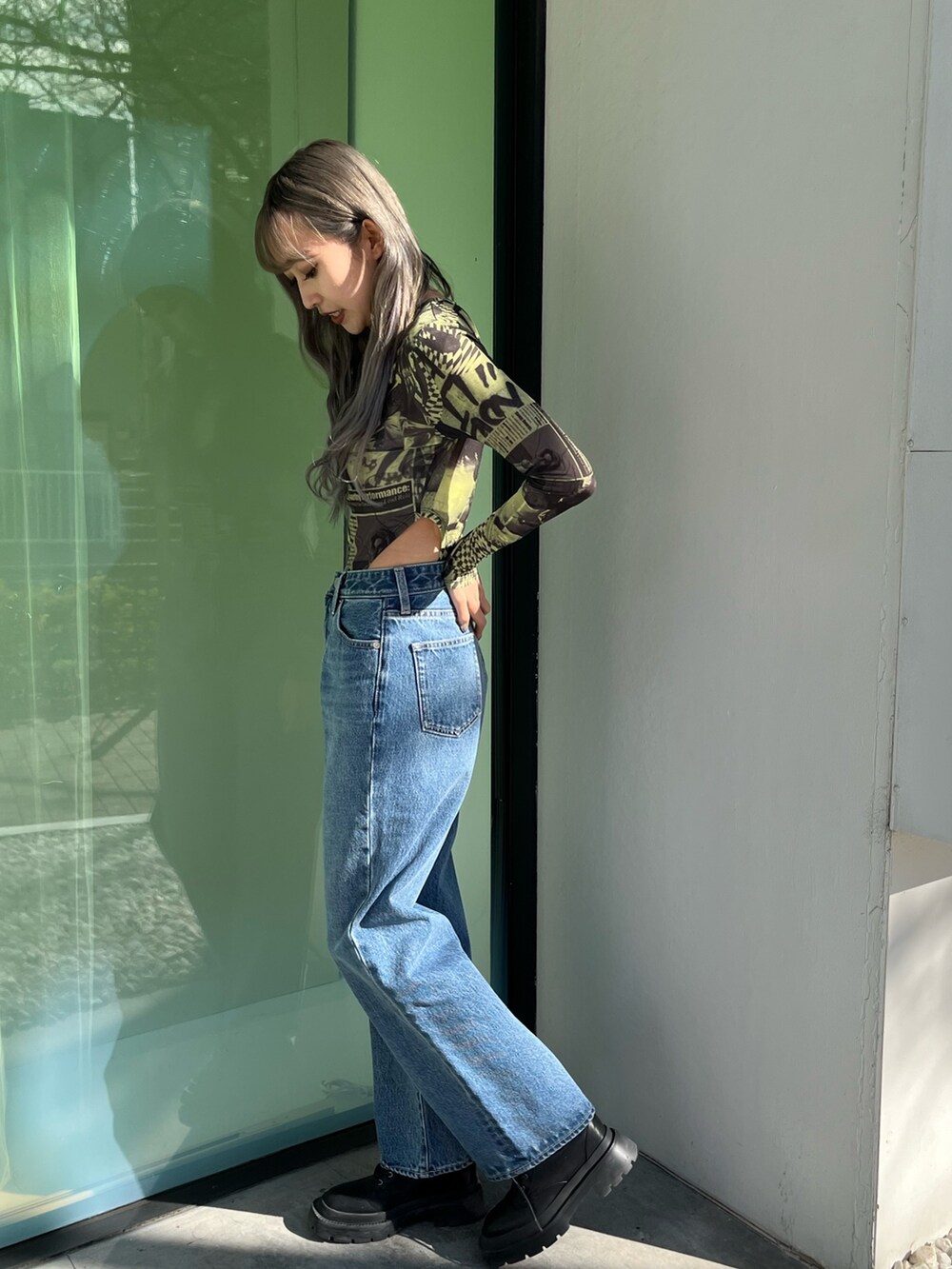 シルバー系のブーツ、ブルー系のデニムパンツ、イエロー系のTシャツ/カットソーを着用したレディースの冬コーディネートの2枚目の写真