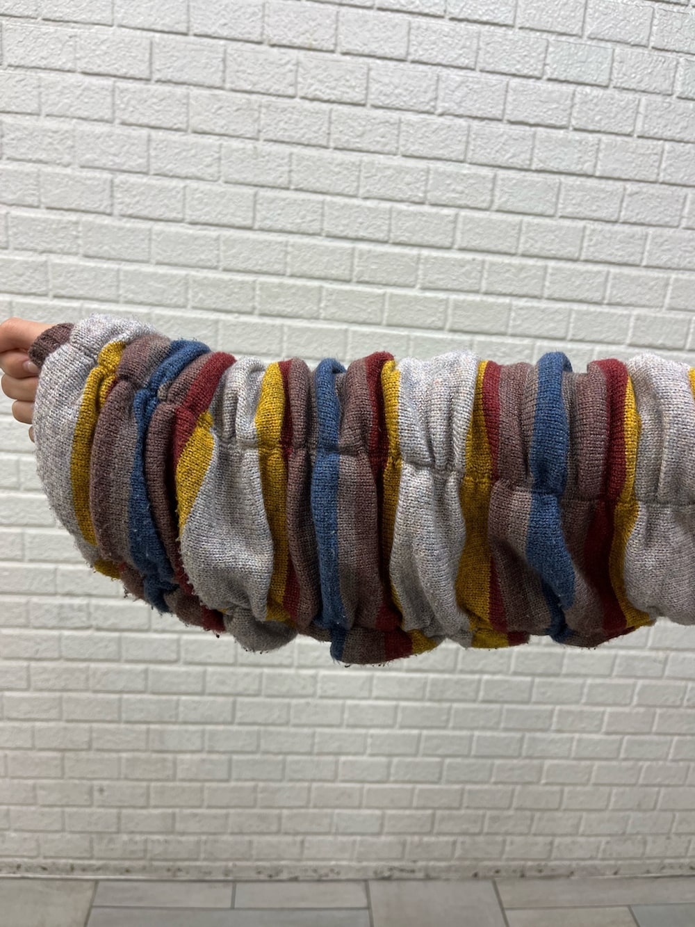 その他のニット/セーター、ブルー系のデニムパンツを着用したレディースの秋コーディネートの6枚目の写真