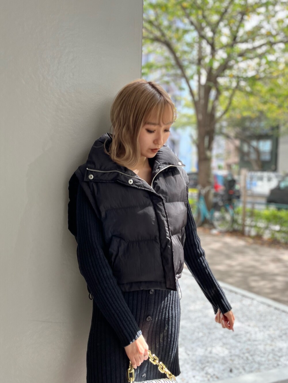 ホワイト系のブーツ、シルバー系のショルダーバッグ、ブラック系のワンピースを着用したレディースの秋コーディネートの5枚目の写真