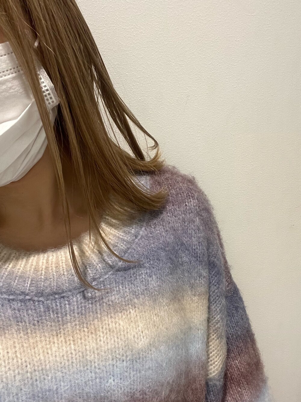 パープル系のニット/セーター、ブラック系のブーツ、ブラック系のベルトを着用したレディースの冬コーディネートの3枚目の写真