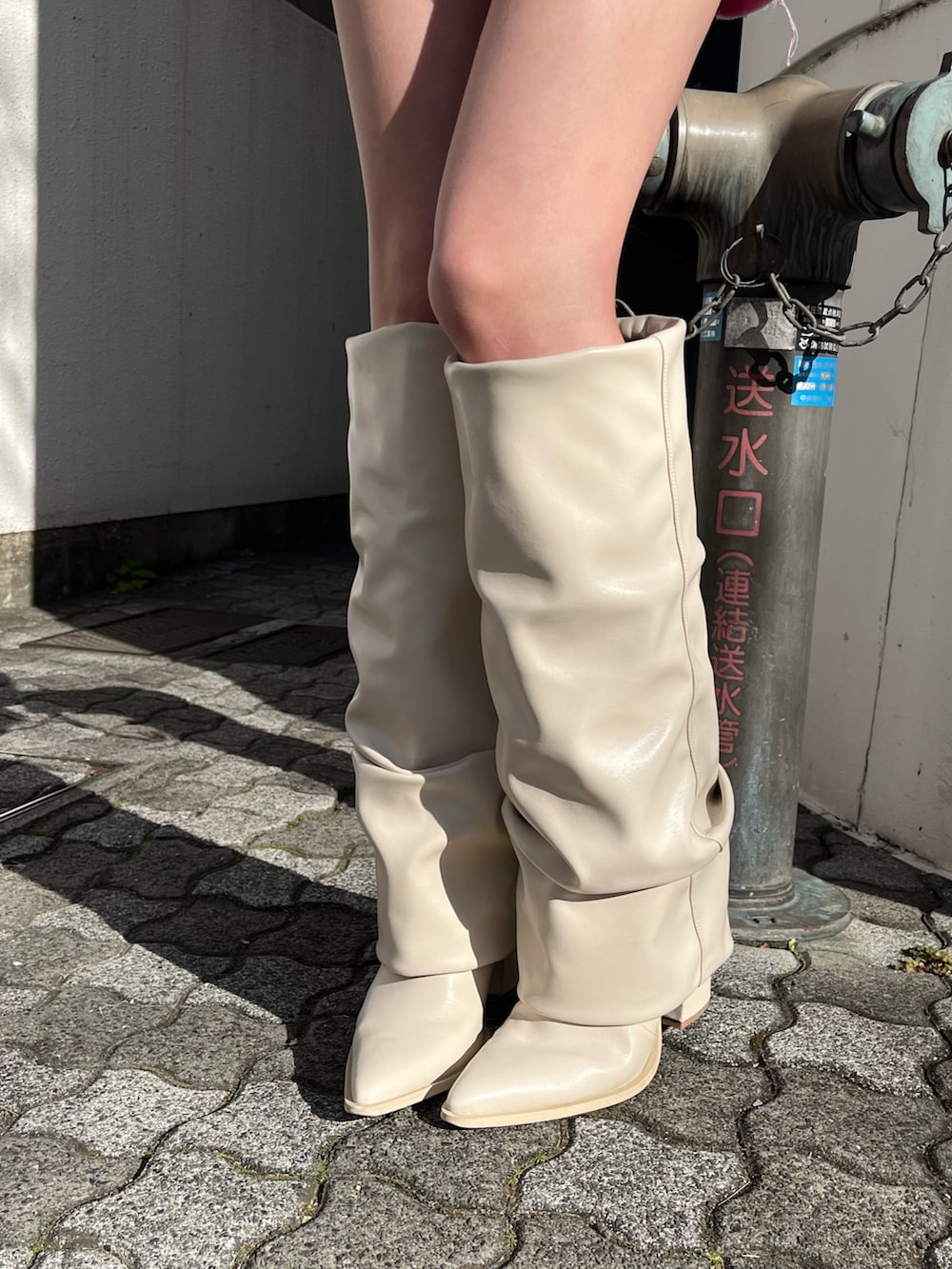 ピンク系のデニムジャケット、ピンク系のデニムパンツ、ホワイト系のブーツを着用したレディースの冬コーディネートの5枚目の写真