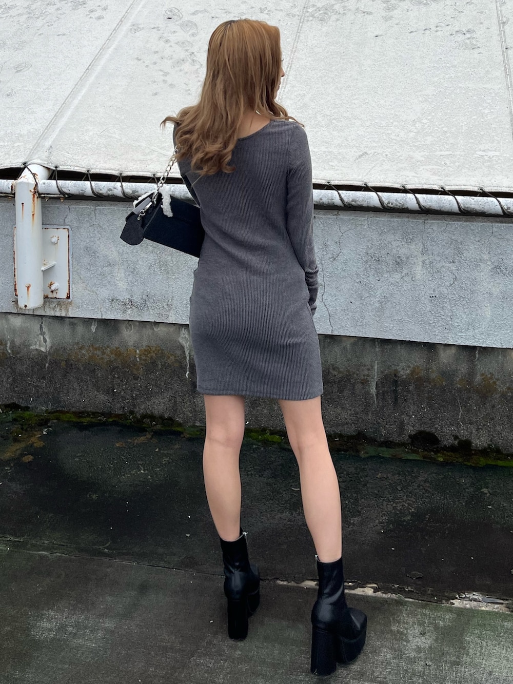 ホワイト系のブルゾン、グレー系のワンピース、ブルー系のショルダーバッグを着用したレディースの秋コーディネートの7枚目の写真