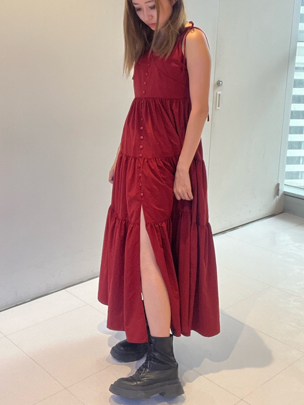 レッド系のワンピース、シルバー系のブーツを着用したレディースの夏コーディネートの2枚目の写真