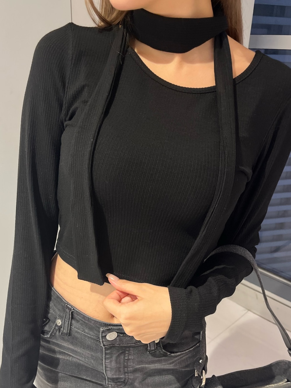 ブラウン系のニット/セーター、ブラック系のTシャツ/カットソー、ブラック系のその他パンツを着用したレディースの秋コーディネートの6枚目の写真